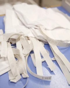 Gaveposer af kasseret sengetøj En bunke hvide gaveposer og bånd med teksten